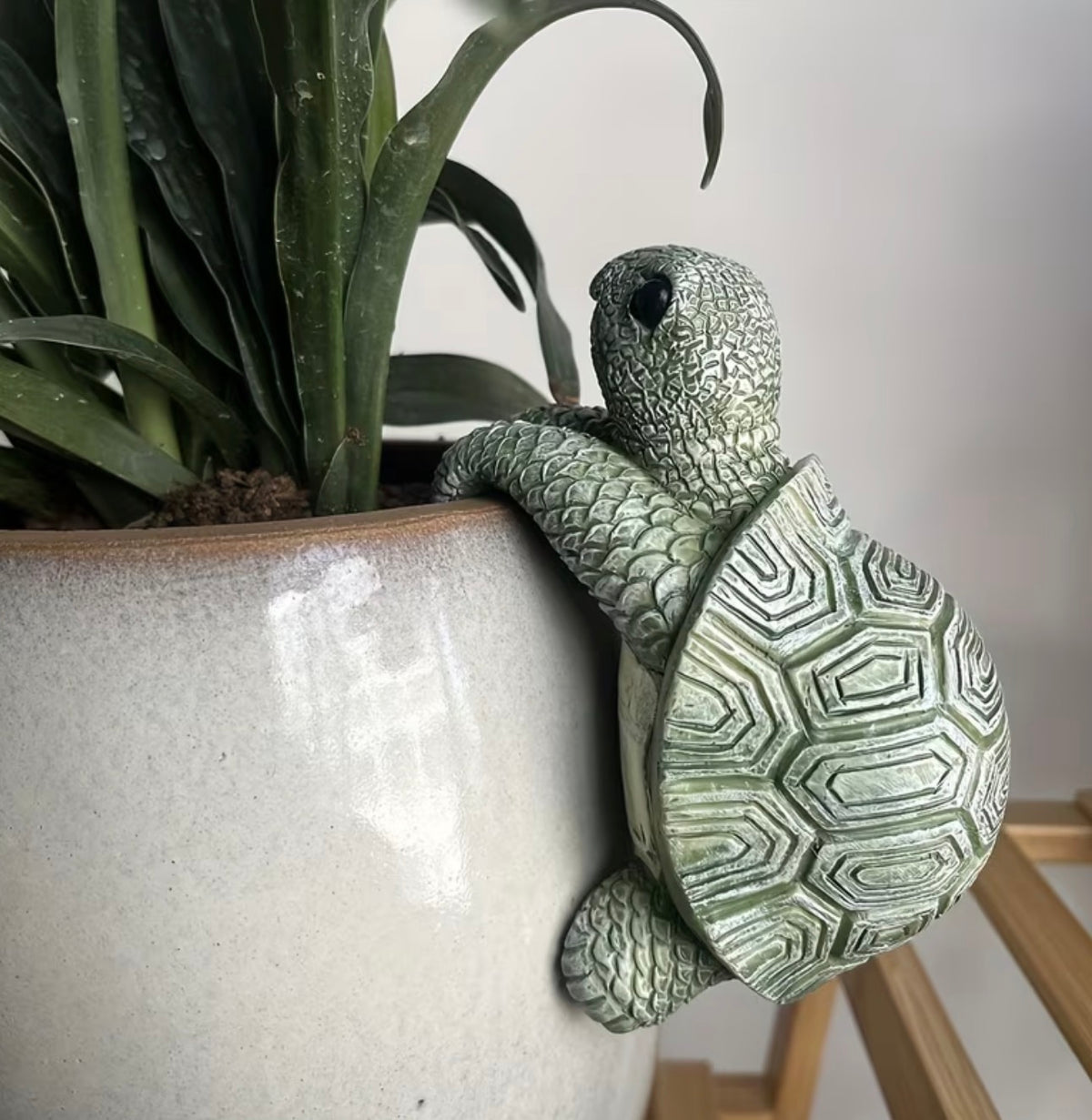 1pc Cartoon Turtle Resin Hanging Planter, Indoor and Outdoor Decor for Living Room, Bedroom, TV Stand, Perfect for Christmas, Easter, Graduation, Valentine’s Day, Turtle Decor
